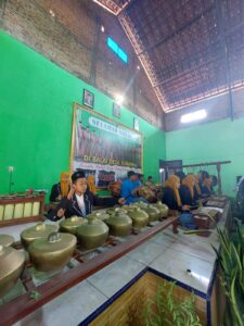 Read more about the article Sajikan Gamelan, Anak Yatim Piatu Binaan Yayasan Mandiri Darul Quran Ramaikan Sedekah Bumi Desa Suwawal