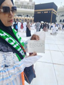 Read more about the article Kisah Inspiratif dari Jepara: Ibu Wali Santri Yatim Mandiri Berangkat Umroh dan Berkirim Salam dari Makkah