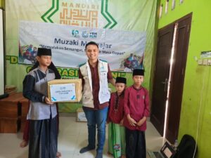 Read more about the article PLN Gelar Program “Muzakki Mengajar” di Yayasan Mandiri Darul Qur’an Suwawal, Wujud Kepedulian terhadap Dunia Pendidikan dan Sosial