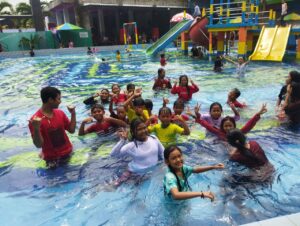 Read more about the article Yatim Ceria: 50 Anak Yatim Mandiri Darul Qur’an Berdoa dan Bermain di Kolam Renang Watu Lumpang Bangsri